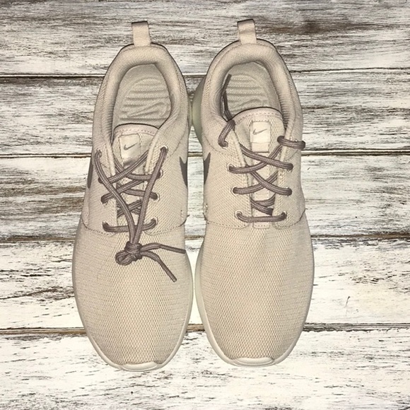 Nike Women’s Roshe One running, walking, athletic - Picture 5 of 7
